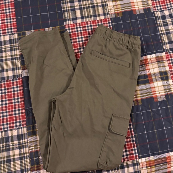 Like new Old Navy boys Khaki Cargo Pants - Picture 4 of 4